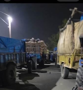 हाथरस मंडी में बढ़ी धान की आवक, मंडी परिसर जाम; अलीगढ़ रोड पर ट्रैक्टरों की कतार