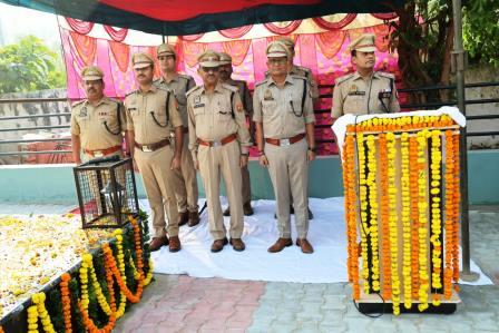 पुलिस स्मृति दिवस पर हाथरस पुलिस ने वीर शहीदों को किया नमन, एसपी ने अर्पित किया पुष्पचक्र