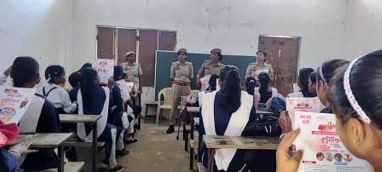 हाथरस पुलिस का जागरूकता अभियान जारी, महिलाओं और बालिकाओं को बताए सुरक्षा के अधिकार