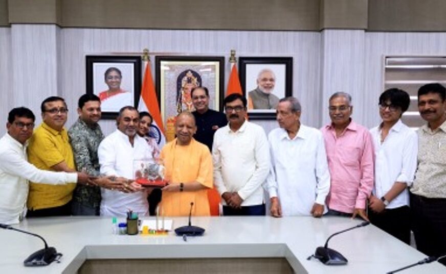 फ़ायरवर्क्स डीलर्स वेलफेयर एसोसिएशन ने मुख्यमंत्री योगी से की मुलाकात, समस्याओं के समाधान की मांग