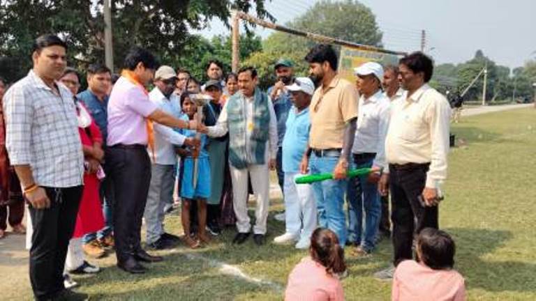 सिकन्दराराऊ : पीडब्ल्यूडी पर सड़क निर्माण में घटिया सामग्री इस्तेमाल करने का आरोप, एटा रोड स्थित फुलरई गांव में कराया जा रहा सड़क निर्माण, कार्रवाई की मांग
