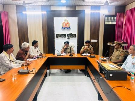 एएसपी रामानन्द कुशवाह की अध्यक्षता में हुई बैठक में भारी वाहनों की नो-एंट्री का समय बढ़ाने, प्रमुख बाजारों में ई-रिक्शा प्रतिबंधित करने और पुलिस गश्त तेज करने जैसे सुझाव उठे