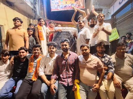 सादाबाद : काली प्रदर्शन में अव्वल रहे दीनू की मिली वाशिंग मशीन, मां शीतला देवी काली मेला कमेटी की ओर से हुआ कलाकारों का सम्मान