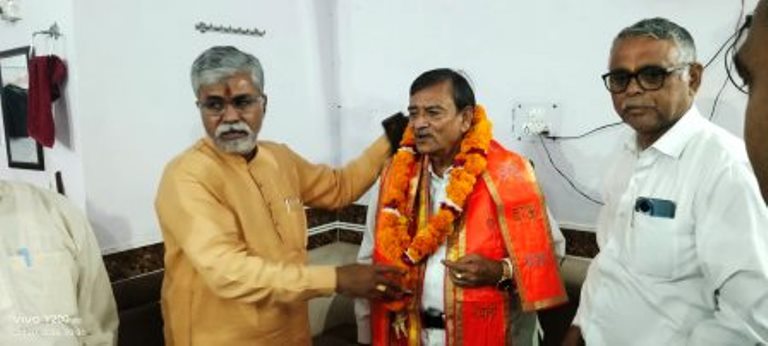 लेबर कॉलोनी स्थित सरस्वती विद्या मंदिर इंटर कॉलेज में आयोजित कार्यक्रम में कई गणमान्य लोग रहे मौजूद