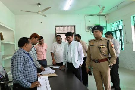 शिक्षक-स्नातक निर्वाचन को लेकर डीएम और एसपी ने किया मतदान केंद्रों का निरीक्षण, सुरक्षा व्यवस्था परखी