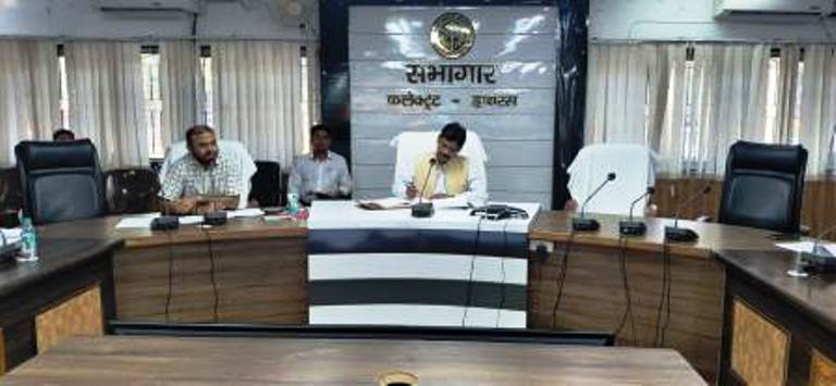 त्योहारों पर मिलावटखोरों और नकली दवा विक्रेताओं पर कसेगा शिकंजा, डीएम ने दिए निर्देश