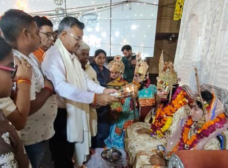सादाबाद : खत्म हुआ वनवास, अयोध्या लौटे प्रभु राम, जवाहर बाजार में हुआ भव्य राजतिलक लीला का मंचन