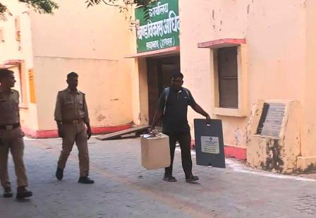 मतदान में स्नातकों ने कम, शिक्षकों ने दिखा ज्यादा उत्साह, ब्लॉक कार्यालय में बने मतदान केन्द्र पर शिक्षक एवं स्नातक एमएलसी चुनाव शांतिपूर्ण संपन्न, स्नातकों ने 41.55 और 74.61 शिक्षकों ने किया मताधिकार का प्रयोग