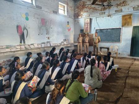 हाथरस पुलिस ने महिला सुरक्षा, साइबर अपराध और हेल्पलाइन सेवाओं के प्रति किया जागरूक