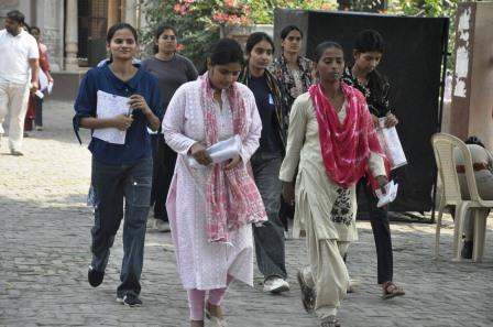हाथरस में PET परीक्षा सम्पन्न, 4,421 अभ्यर्थियों ने छोड़ी परीक्षा, शहर में दिनभर रहा जाम