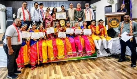 समूह गान प्रतियोगिता में हाथरस की संस्कार शाखा का जलवा, तीनों वर्गों में प्रथम