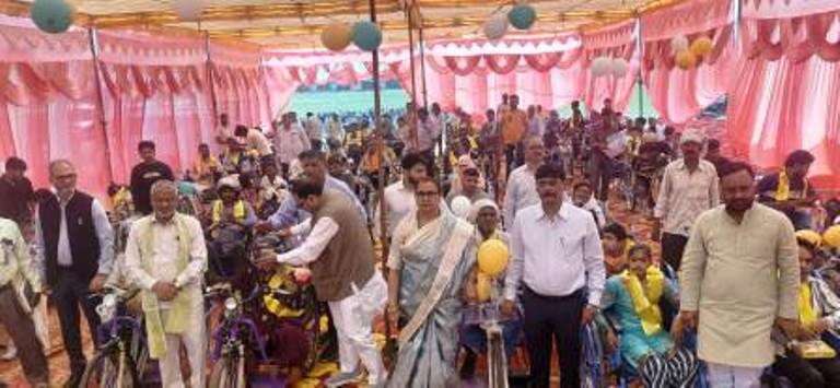 जिला स्पोर्ट्स स्टेडियम में दिव्यांगजनों को बांटे गए ट्राईसाइकिल, व्हीलचेयर और अन्य उपकरण