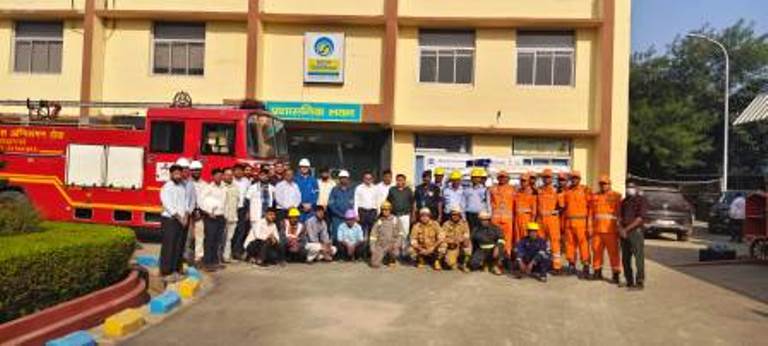 सलेमपुर बीपीसीएल प्लांट में एनडीआरएफ की मॉक ड्रिल, टैंकर में आग लगने की स्थिति में किया बचाव अभ्यास