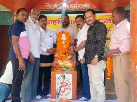 सादाबाद : जयंती पर महर्षि वाल्मीकि को नमन, आगरा गेट स्थित महर्षि वाल्मीकि वाटिका में हुआ जयंती कार्यक्रम