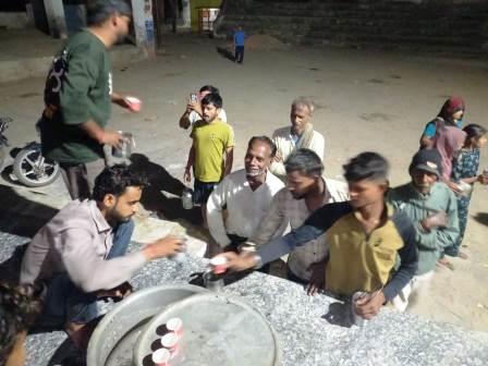 हसायन : शरद पूर्णिमा पर देवालयों में देवी देवताओ को स्वेत वस्त्र धारण किए, शरद पूर्णिमा पर रात बारह बजे के बाद हुआ प्रसाद वितरित