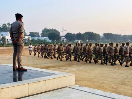 हाथरस पुलिस लाइन में परेड का निरीक्षण, एएसपी रामानंद कुशवाहा ने दिए दिशा-निर्देश