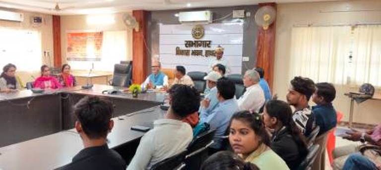 हाथरस में प्रशिक्षित युवाओं को 2 नवंबर को मिलेंगे नियुक्ति पत्र, युवाओं को व्यावहारिक प्रशिक्षण के साथ रोजगार से जोड़ने की तैयारी