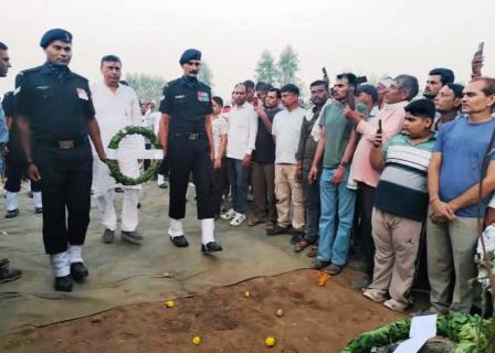 सादाबाद : सम्मान के साथ दी गई सैनिक को अंतिम विदाई, असम में थी तैनाती, छुट्टी पर गांव पिपरामई लौटते समय बिगड़ी थी तबियत, आगरा एसएन मेडिकल कॉलेज में चिकित्सकों ने मृत घोषित किया