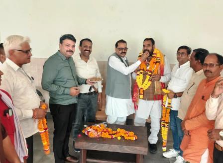 आगरा स्नातक एमएलसी चुनाव में जीत पर डॉ. मानवेंद्र प्रताप गुरु का विधायक वीरेंद्र सिंह राणा ने किया स्वागत