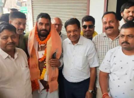 सादाबाद : नवनिर्वाचित स्नातक एमएलसी का शानदार स्वागत, अलीगढ़ से लौटते समय समय स्थानीय नगर पंचायत कैंप कार्यालय पर हुआ अभिनंदन