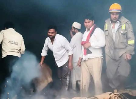 सादाबाद : वारदाना गोदाम में आग से लाखों का माल खाक, कस्बे की ईदगाह कॉलोनी इलाके में बुधवार तड़के हुआ भीषण अग्निकांड