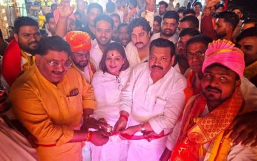हाथरस में धूमधाम से निकाली गई महर्षि वाल्मीकि शोभायात्रा, दो दर्जन से अधिक झांकियों ने मोहा मन, सांसद अनूप प्रधान वाल्मीकि ने फीता काटकर किया शुभारंभ