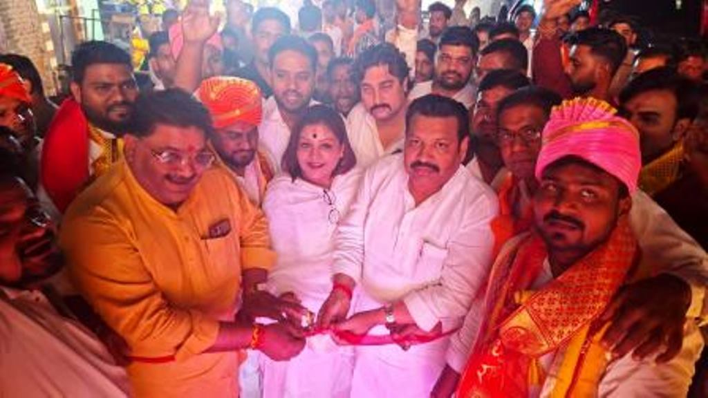हाथरस में धूमधाम से निकाली गई महर्षि वाल्मीकि शोभायात्रा, दो दर्जन से अधिक झांकियों ने मोहा मन, सांसद अनूप प्रधान वाल्मीकि ने फीता काटकर किया शुभारंभ