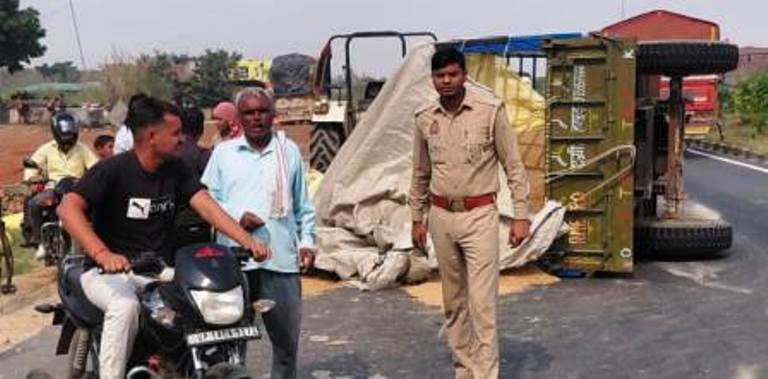 सिकन्दराराऊ : धान से भरी ट्रैक्टर-ट्रॉली में रोडवेज बस ने मारी टक्कर, दो घायल
