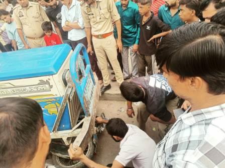 सासनी : करवा चौथ की खरीदारी कर लौट रहे परिवार की मोपेड में ट्रैक्टर ने मारी टक्कर, तीनों बाल-बाल बचे
