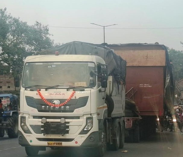 सासनी : 30 टायरों वाला सुपर ट्रक बना कौतूहल का केंद्र, पुलिस ने मशक्कत के बाद निकलवाया