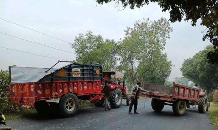 सादाबाद : अनियंत्रित होकर पलटी ट्रैक्टर ट्रॉली, राया रोड पर तड़के चालक को झपकी लगने से हुआ हादसा