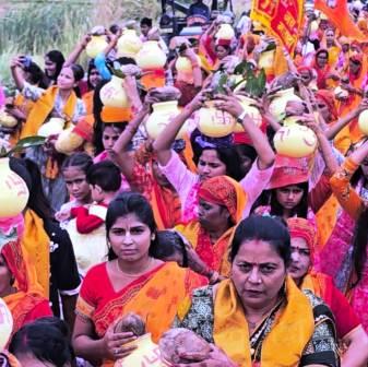 सिकंदराराऊ में सात दिवसीय रुद्राम्बिका महायज्ञ एवं श्रीमद्भागवत कथा का भव्य शुभारंभ, निकली मंगल कलश यात्रा