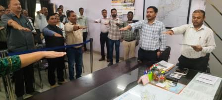 अपर जिलाधिकारी न्यायिक ने अधिकारियों-कर्मचारियों को दिलाई राष्ट्रीय एकता की शपथ