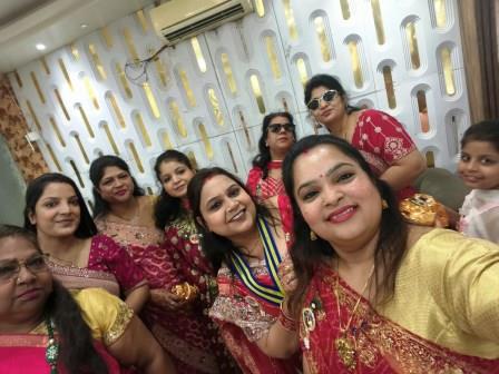 सोलह श्रृंगार में सजीं JCI रेनबो की सदस्याएं, मनोरंजक कार्यक्रमों ने बांधा समां