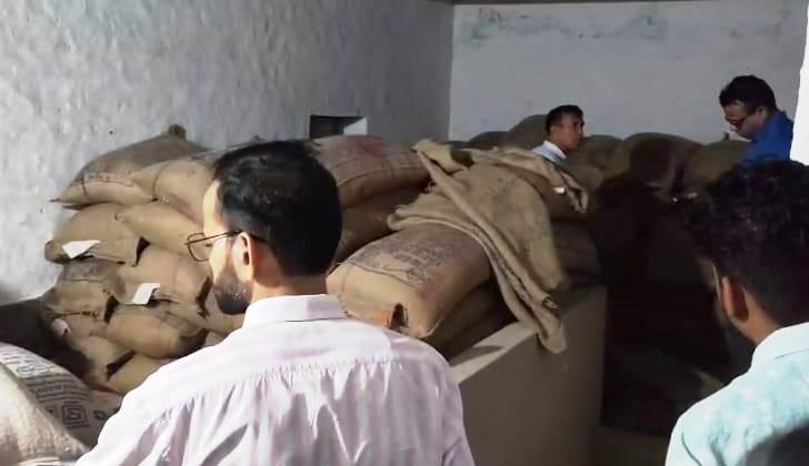 हाथरस में सरकारी चावल की कालाबाजारी का खुलासा, 200 बोरे बरामद, ट्रैक्टर चालक फरार