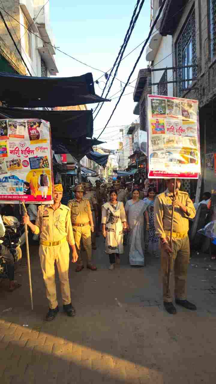 सासनी : एसडीएम ने महिलाओं के सम्मान के लिए महिलाओं से हरी झंडी दिखाकर रैली को कराया रवाना