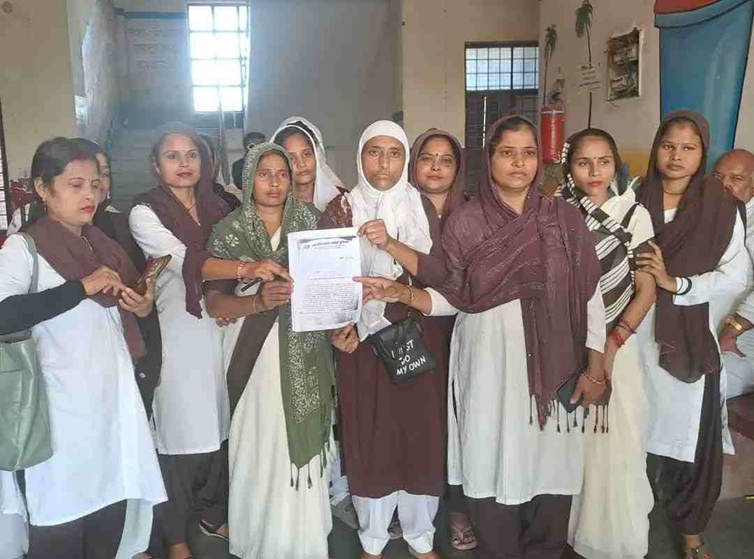 सादाबाद : मांगों को लेकर विरोध पर उतरी आशा कार्यकत्री