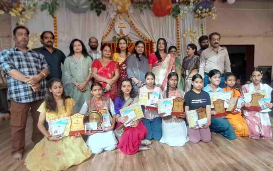 सादाबाद : स्टूडेंट ऑफ द ईयर चुनी गई छात्रा डॉली पुरूस्कृत