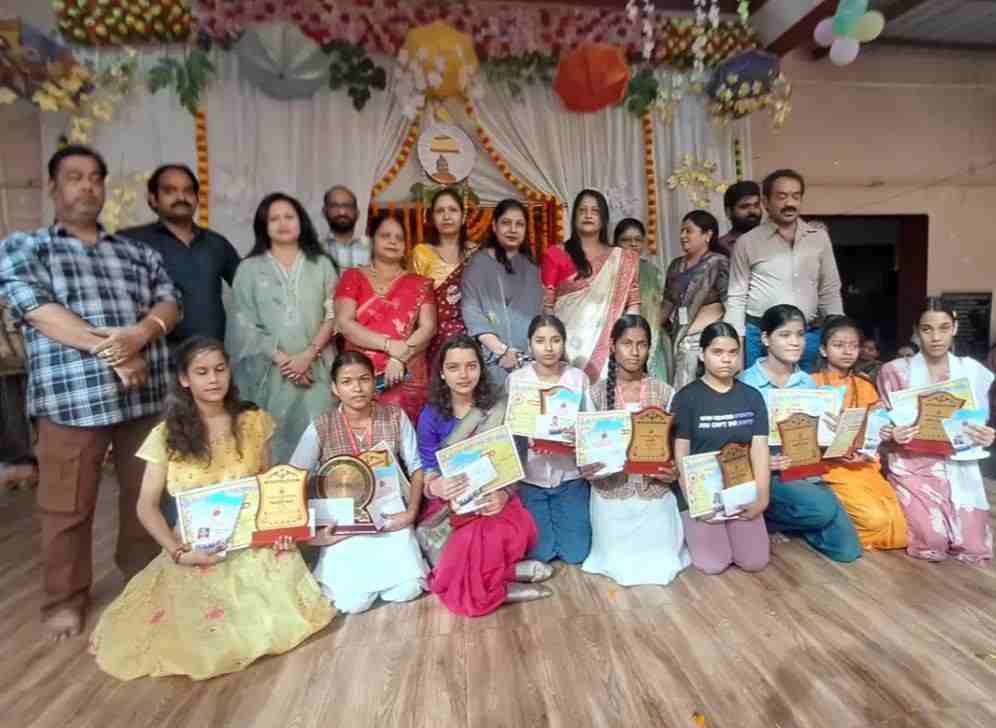 सादाबाद : स्टूडेंट ऑफ द ईयर चुनी गई छात्रा डॉली पुरूस्कृत