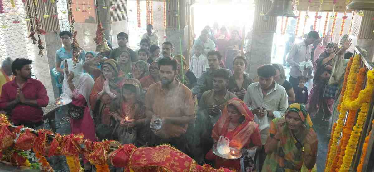 सहपऊ : नवरात्र के दूसरे दिन हुई मां बह्मचारिणी की पूजा