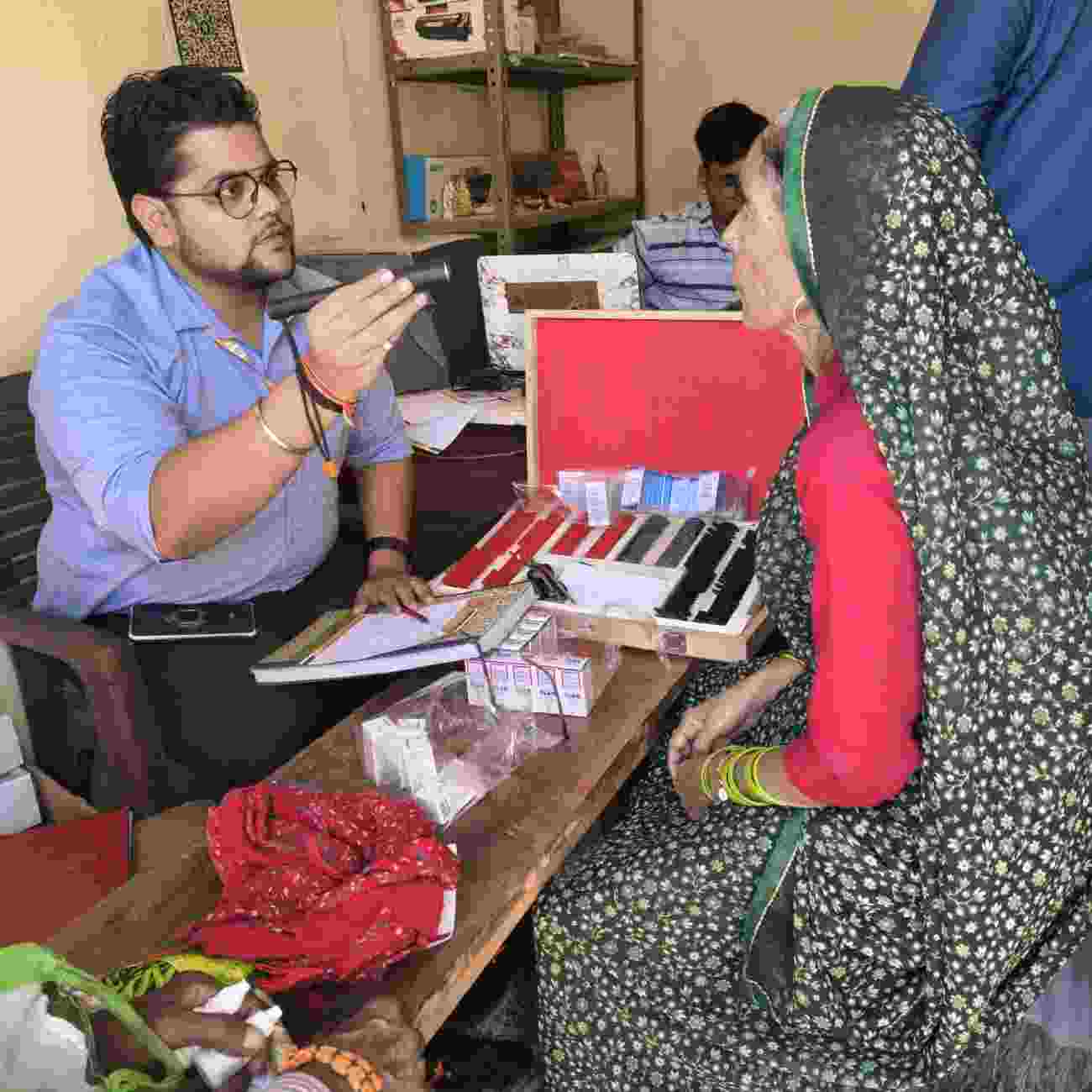 सहपऊ : 100 नेत्र रोगियों की हुई जांच, 10 मरीज मोतियाबिंद के मिले