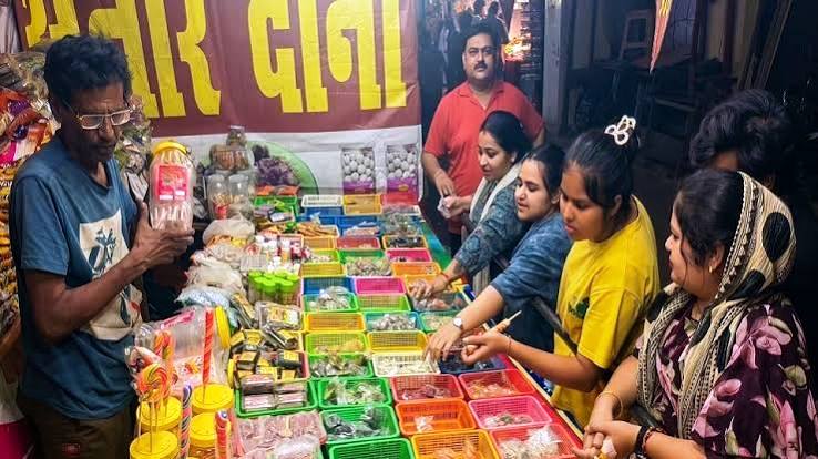 दाऊजी मेले के दुकानदारों ने उत्पीड़न का लगाया आरोप