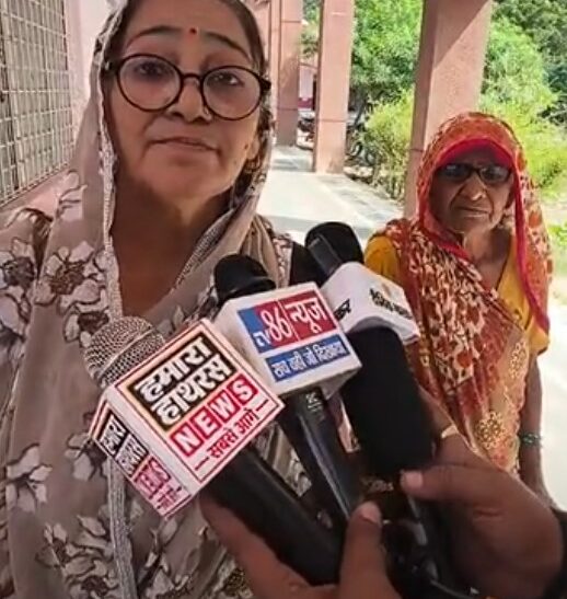 सिकंदराराऊ : तहसील में महिला ने खुद पर मिट्टी का तेल डालने का किया प्रयास, सुरक्षा गार्डों ने रोका