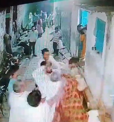 सादाबाद : घर में घुसकर लाठी-डंडों से मारपीट का आरोप, सीसीटीवी फुटेज सोशल मीडिया पर वायरल